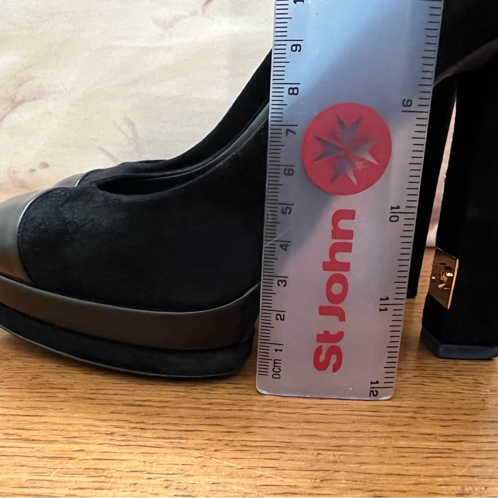 Chanel Shoes Size 35 1/2 - Picture 8 of 9
